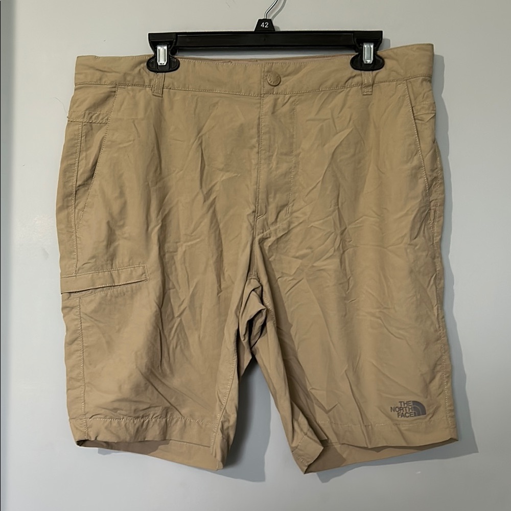 Men’s The North Face Tan Shorts size 36 EUC